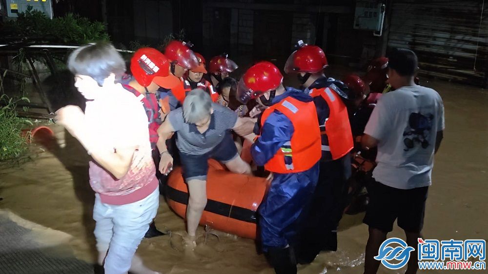 泉州洛江:强降雨致洪水倒灌 消防蹚水转移被困人员