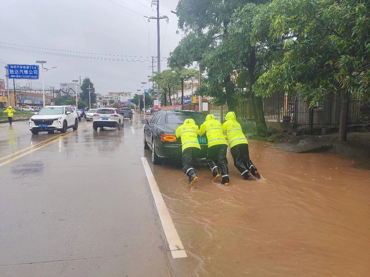 风雨未歇，坚守不止！直击泉港防汛一线的“硬核”力量（一）