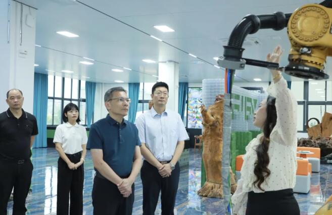 云霄县委县政府主要领导带队调研电子信息产业