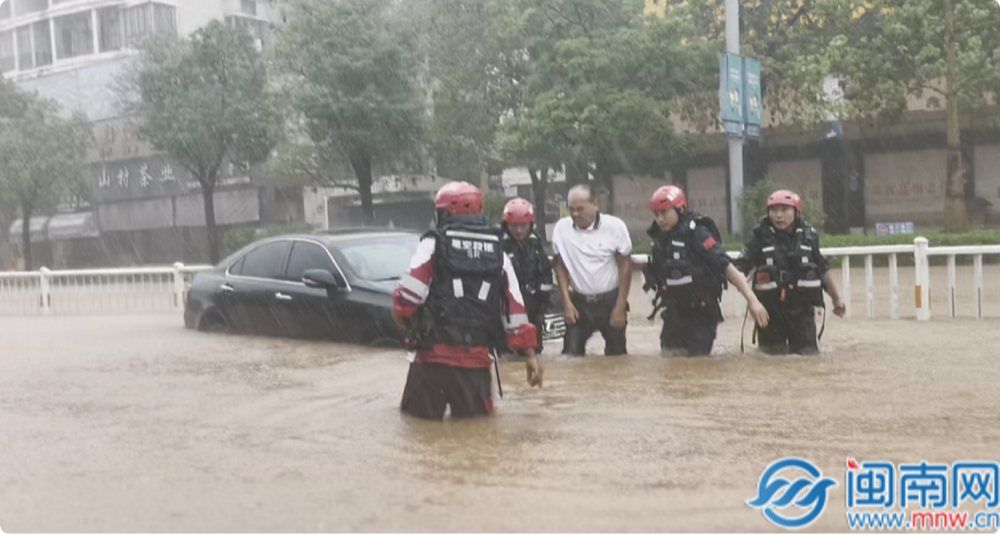 暴雨致驾驶员被困 泉港星空救援队紧急开展救援