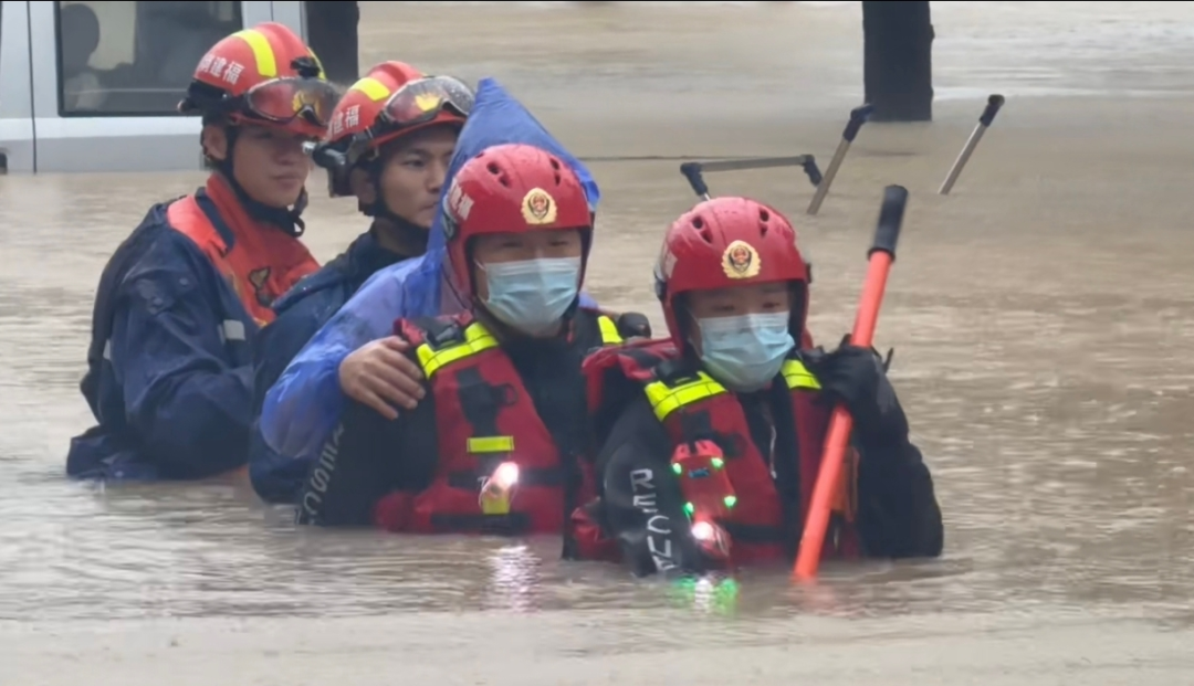 防御台风“沙德尔” | 暴雨致民房积水受困 诏安消防紧急转移两名被困老人