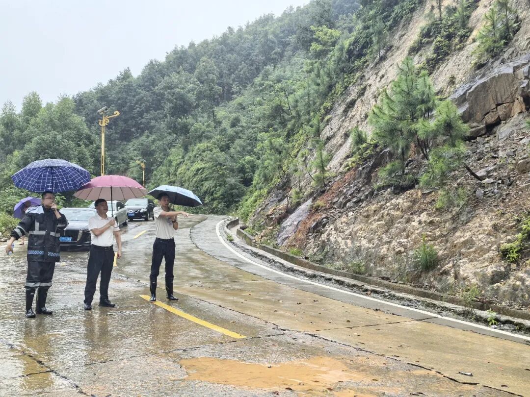 果断处置 泉州洛江虹山乡有效应对道路边坡险情
