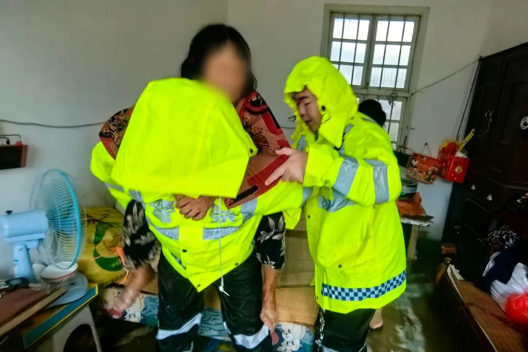 德化87岁阿婆遇洪水又受伤，民警上演雨中生死时速救援！