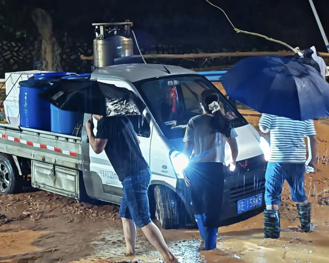 国道古楼村岭脚路段现险情 云霄干部雨夜抢险保畅通