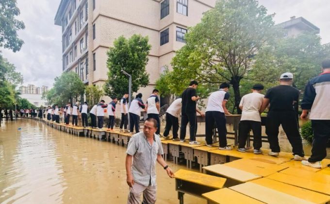 500张课桌搭起70米的“安全通道”