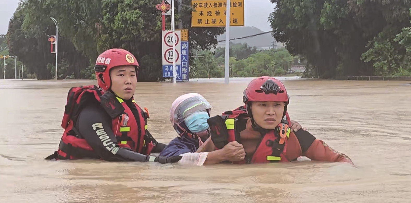 漳州遭遇本轮最强降水过程 下沉干部3万余人次 预置救援力量超1.4万人