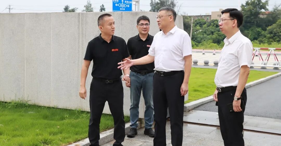 泉州台商区管委会主要领导带队开展教师节慰问活动