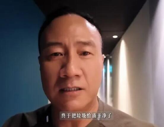 胡军带妻儿空降英国 为女儿打扫出租屋