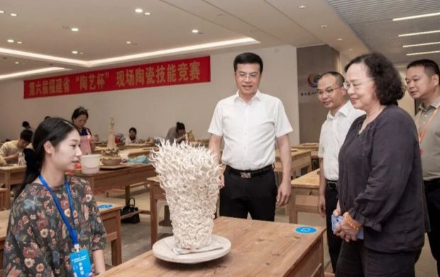德化县县长吴志朴调研第六届福建省“陶艺杯”现场陶瓷技能竞赛