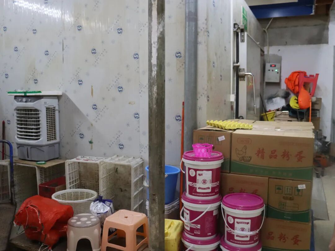 在安全出口旁违规搭建冻库.jpg