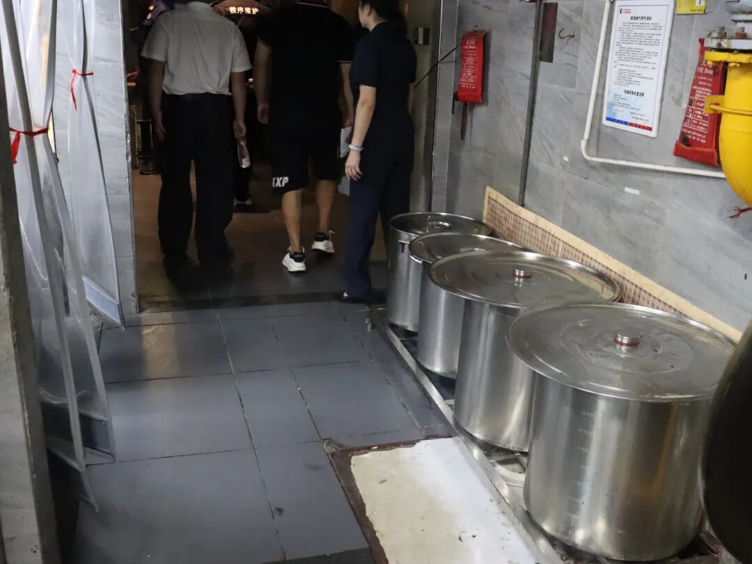 占用堵塞疏散通道.jpg