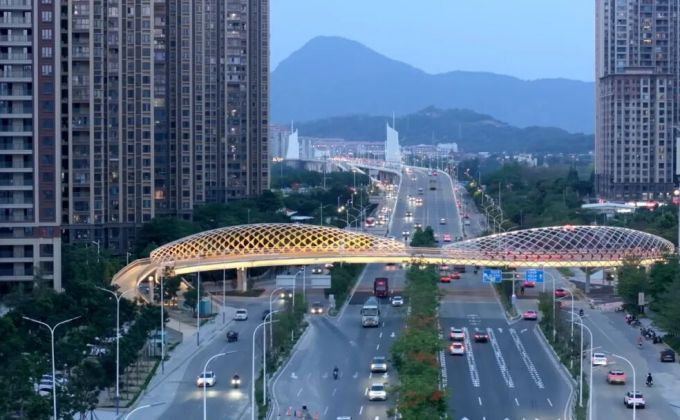 夜景绝美！泉州鲤城这座天桥亮灯，还有锦鲤投影……