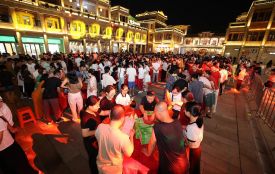 石狮八卦街博饼盛会启幕 闽南民俗点亮“双节”氛围