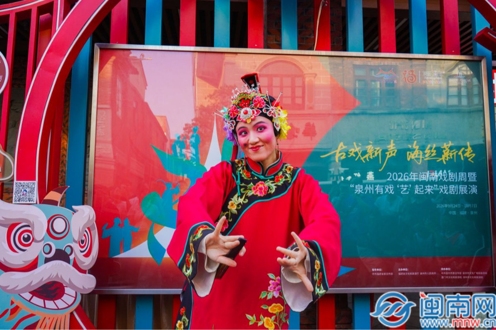 街巷变戏台！泉州古城上演高甲戏丑角互动体验