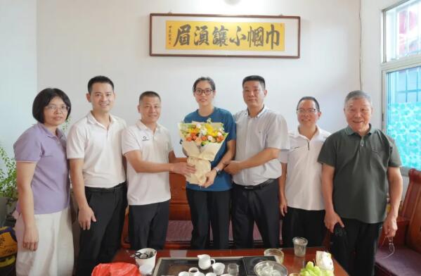 南靖县领导慰问亚运会金牌中国女排球员庄宇珊
