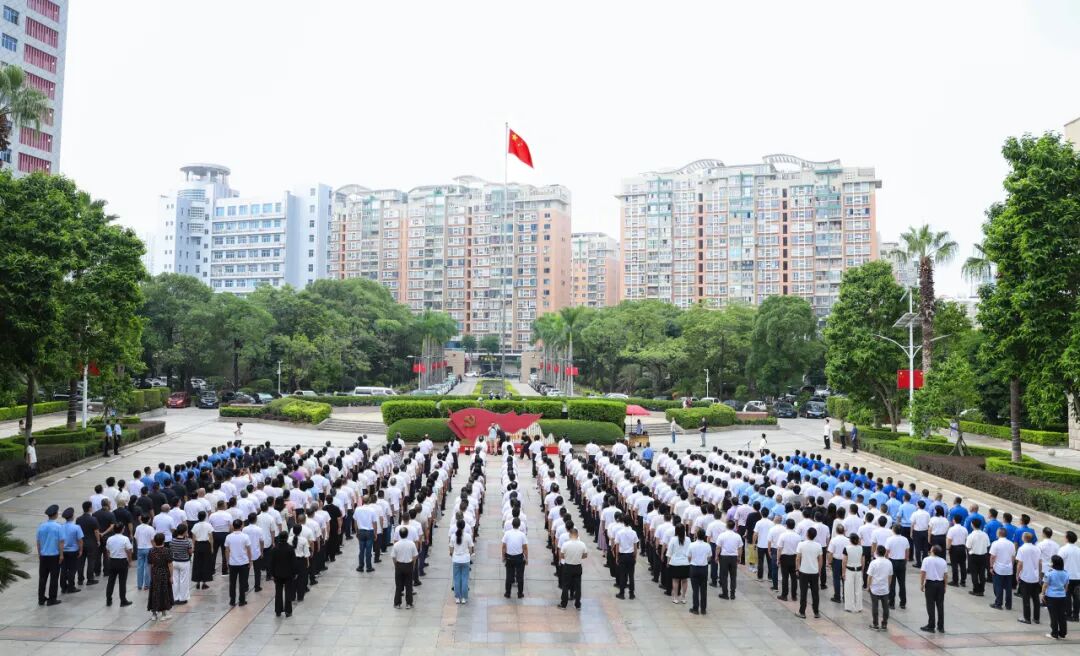 丰泽区委区政府举行升国旗仪式
