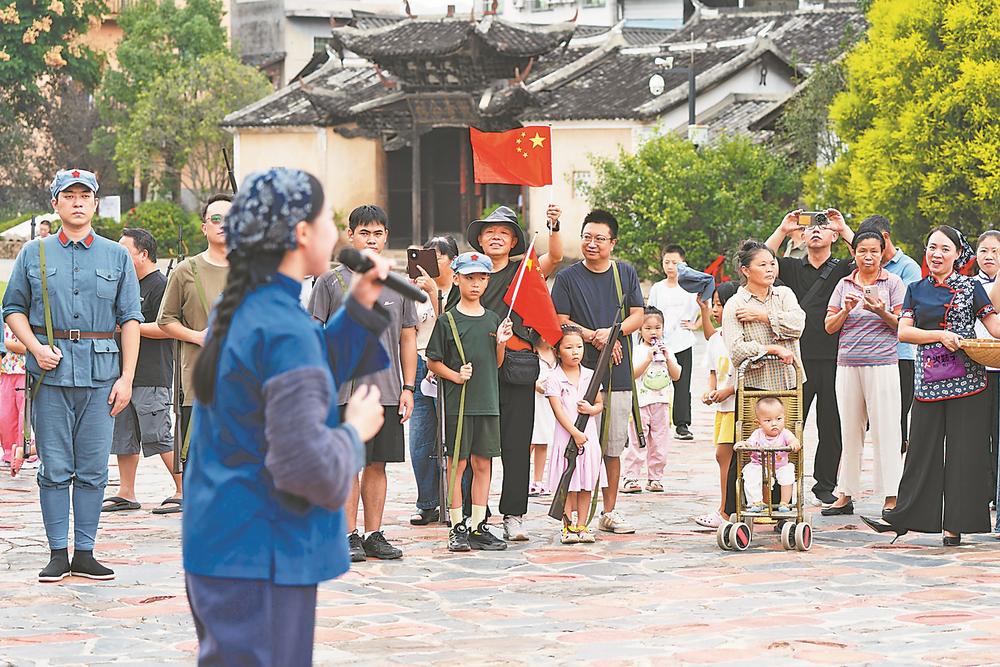 1日，&ldquo;周末戏相逢&rdquo;荣耀之旅走进红土地专场在长汀县南山镇中复村举行。省歌舞剧院原创歌剧《松毛岭之恋》在活动现场实景上演。 本报记者 王毅 摄