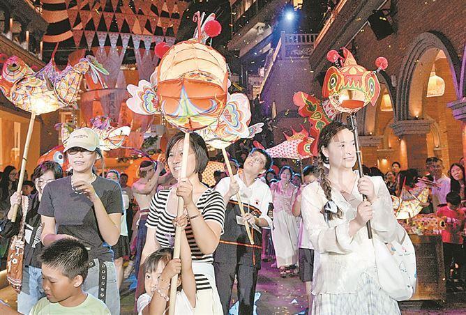 　　市民游客在我市景区体验非遗民俗。（记者 卢剑豪 摄）