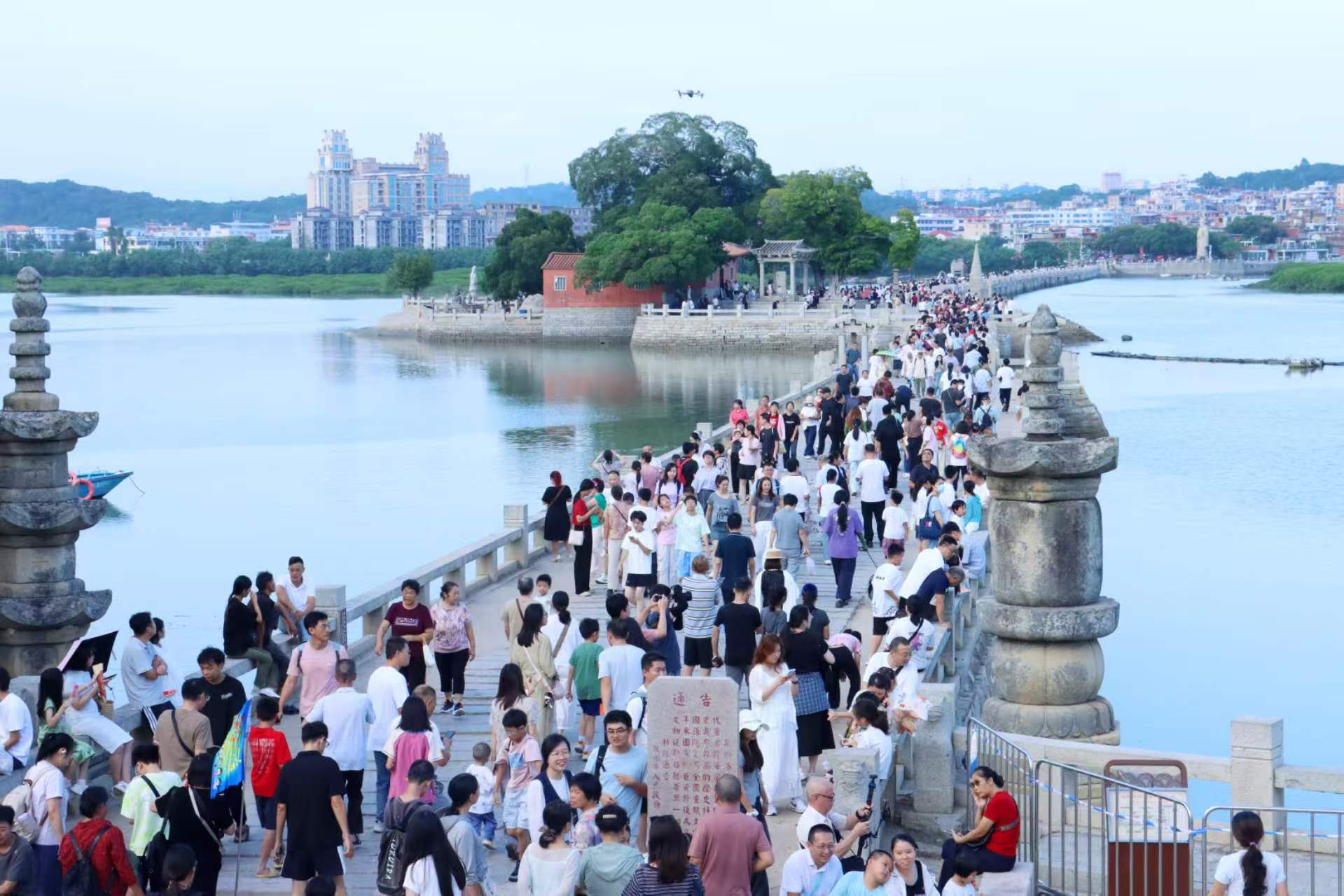 悠游洛江 遇见好康｜假期过半热度不减！桥南古街嘉年华好戏接续上演