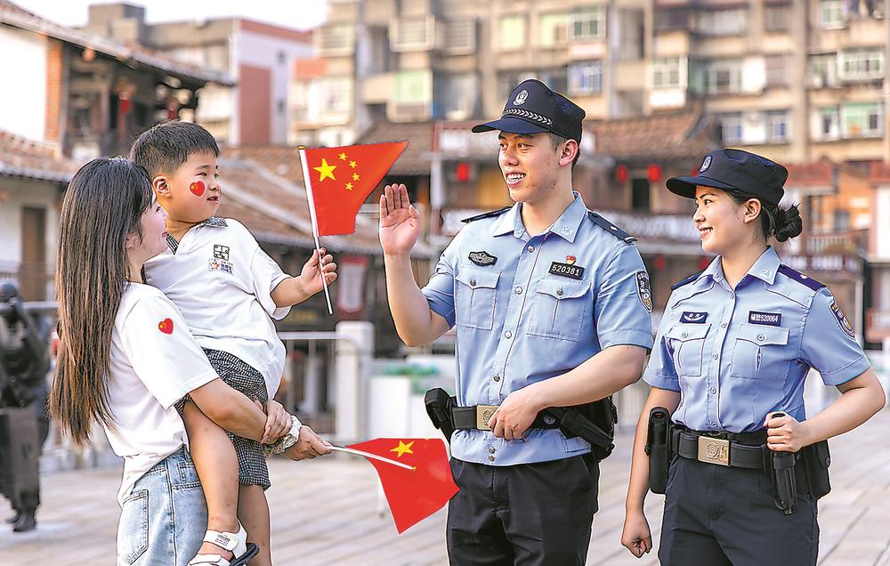 国庆期间，莆田市公安局涵江分局涵西派出所民警辅警深入萝苜田历史文化街区开展常态化巡逻，服务群众、维护秩序，守护古街平安。林鸿达 摄
