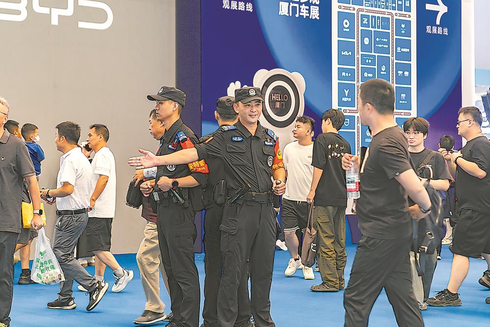 1日至4日，2026厦门国际新能源汽车博览会在翔安国际博览中心举办。厦门市公安局翔安分局多警种协作配合，在入口、安检口、热门展台及周边停车场等关键点位加密高峰巡逻频次，引导市民游客有序参观。 郑小滨 摄
