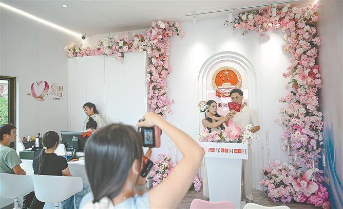 相伴一生 新人在同安区滨海浪漫线婚姻登记点领证。(本组图:本报记者 林铭鸿 摄)