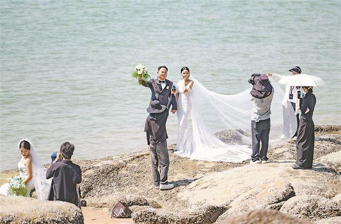 甜蜜一刻 国庆假期,不少新人在厦门海边拍摄婚纱照。