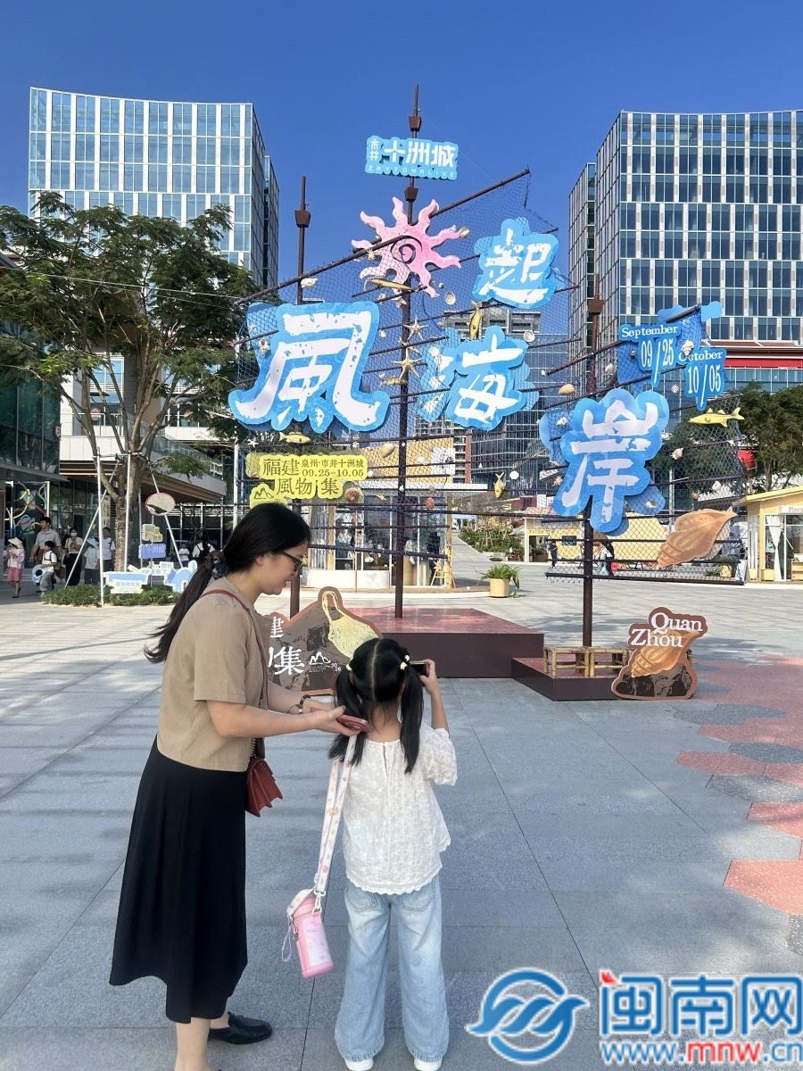 游客在造景前拍照打卡