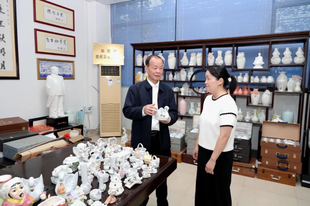 温克仁：从五厂濒临倒闭到“西洋工艺瓷”出海