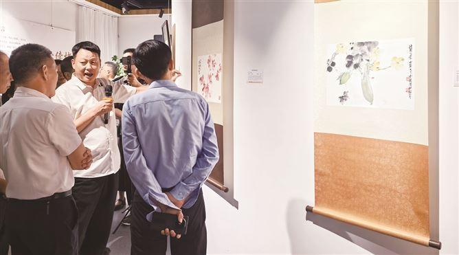 到厦门外图书城赏扬派书画装裱展 将持续至10月25日