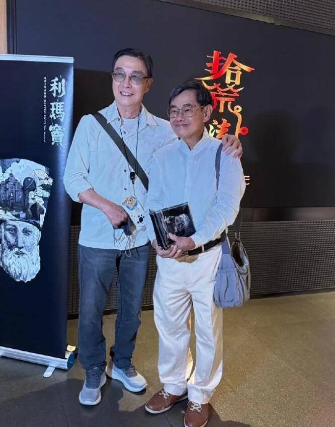 TVB老戏骨刘松仁拄拐现身 发长文回应身体情况