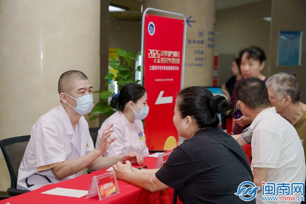 学知识领礼品！泉州市第一医院老年健康周温暖守护夕阳红