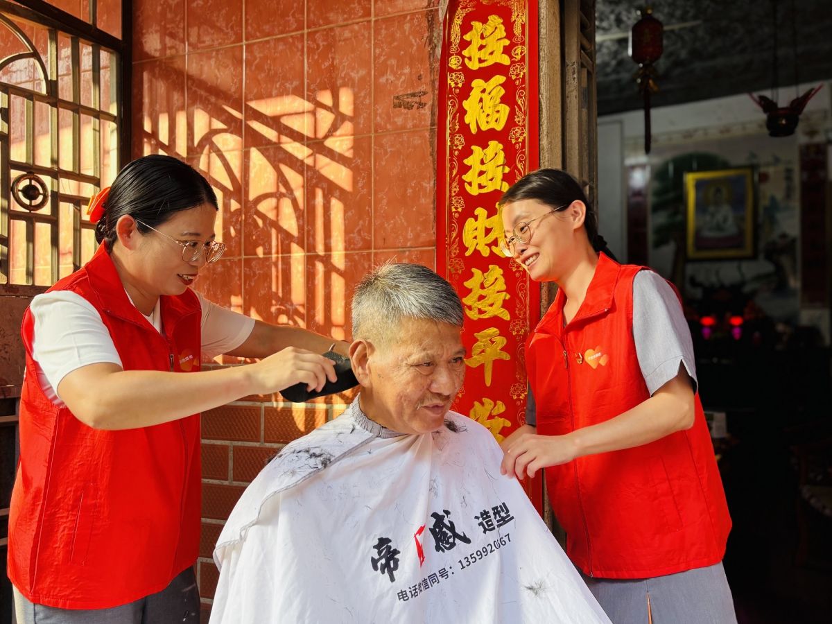 平安产险泉州中心支公司：志愿者下乡送温情 “移动照相馆”定格乡村重阳笑脸