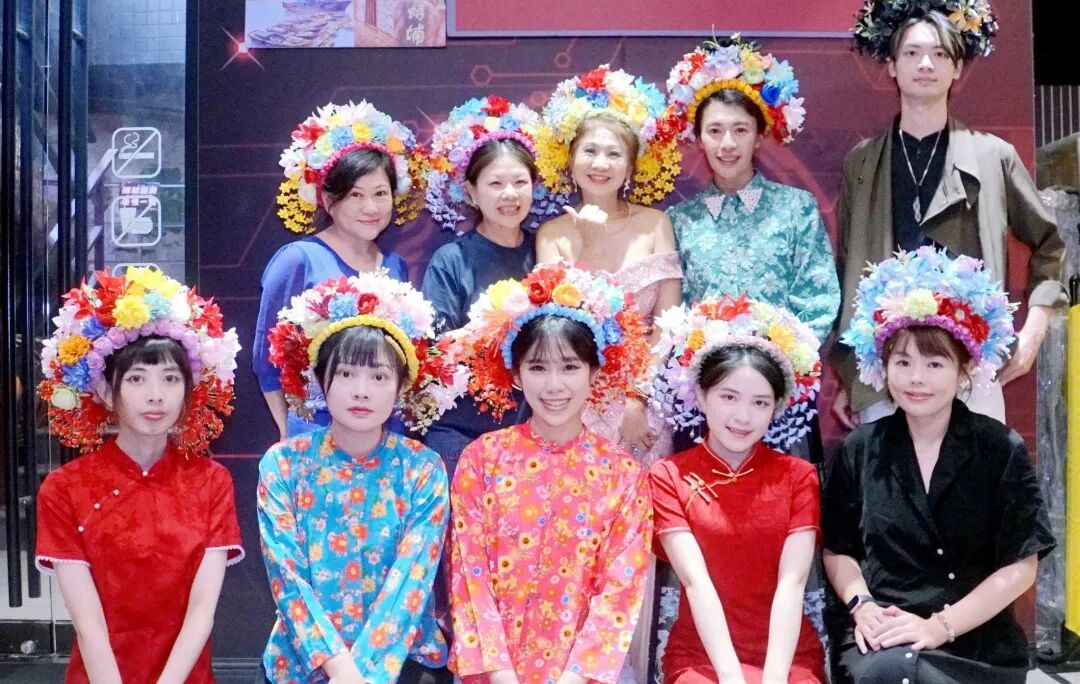 一座“头上花园”架起两岸文化连心桥——蟳埔簪花围亮相闽南语青年歌手大赛台湾赛区 