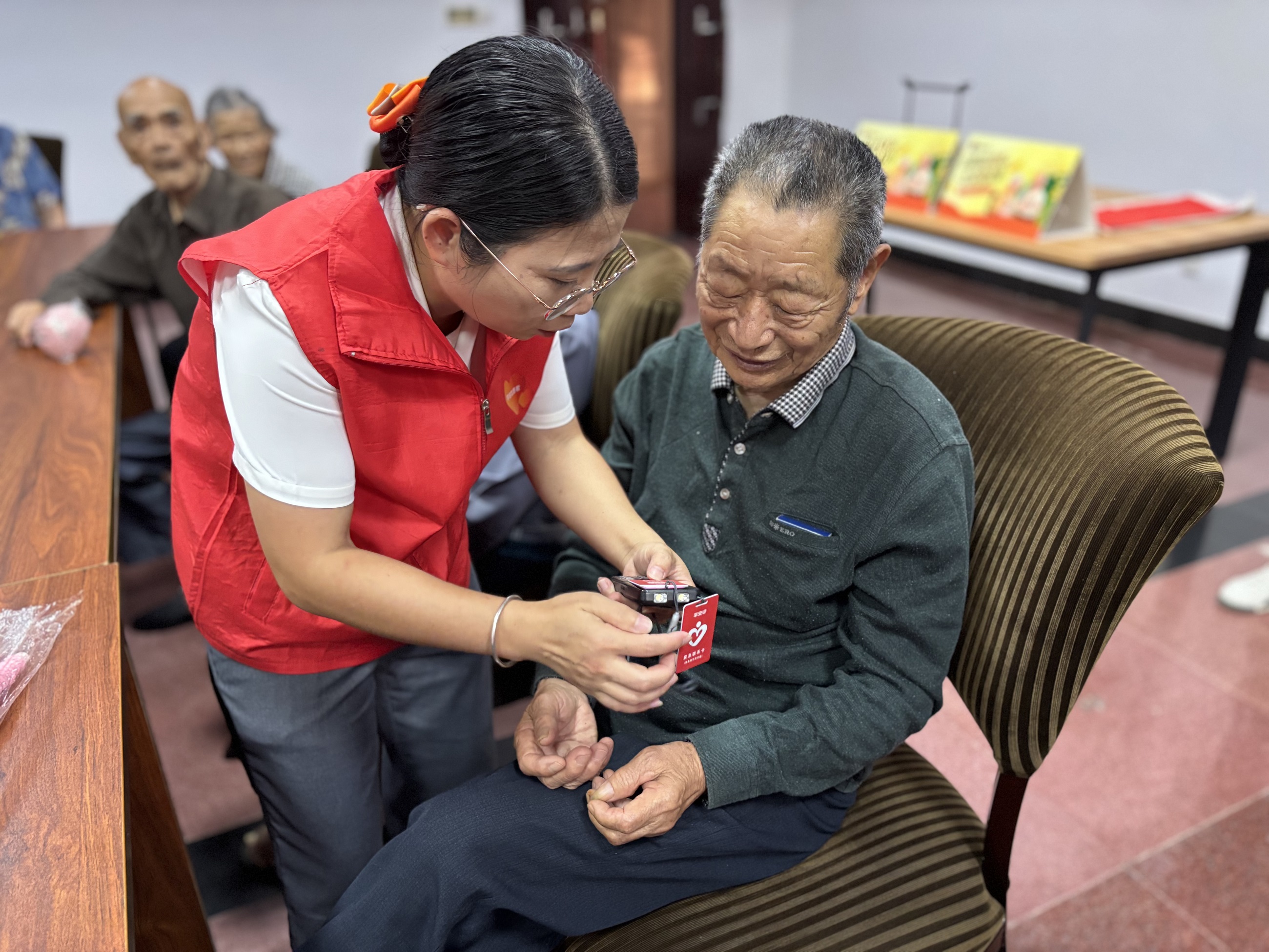 一张拍拍卡、一条反光条：平安产险泉州中心支公司把安全送到城乡老人身边