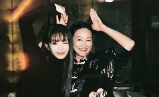 惠英红晒合影为田曦薇庆生： 小宝生日快乐