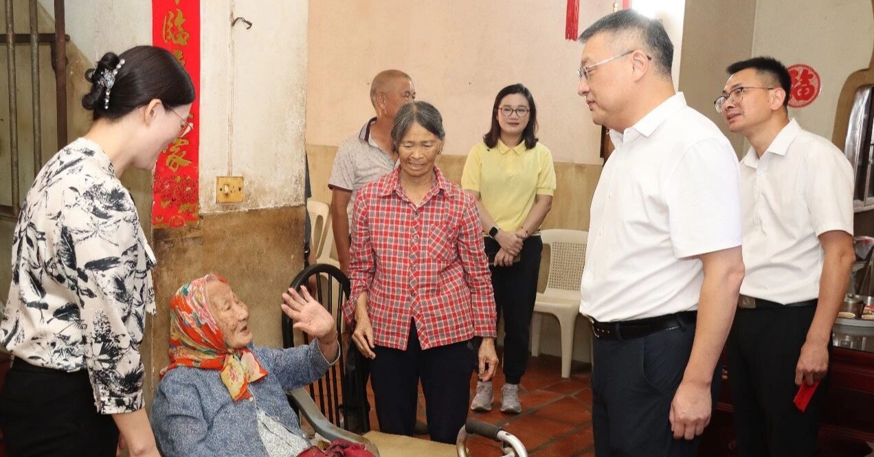 泉州台商区管委会主要领导走访慰问百岁老人 