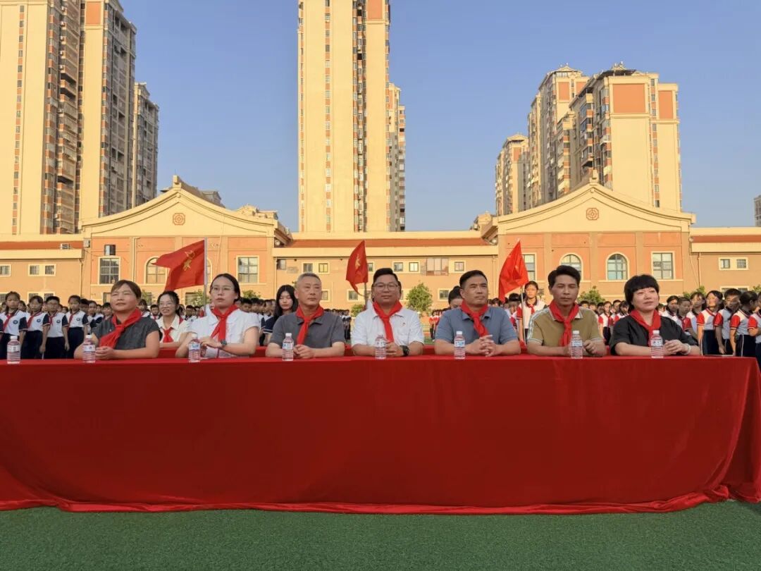 领导就坐.jpg
