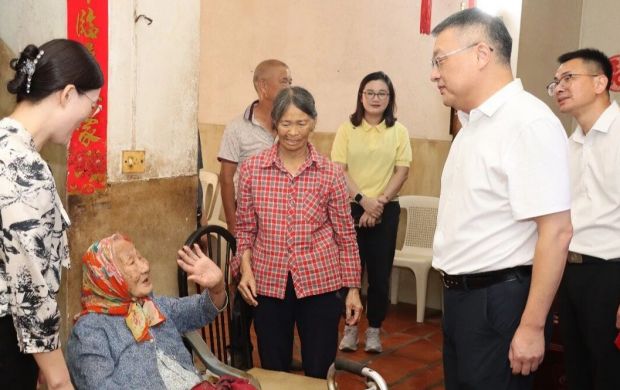 泉州台商区管委会主要领导走访慰问百岁老人 