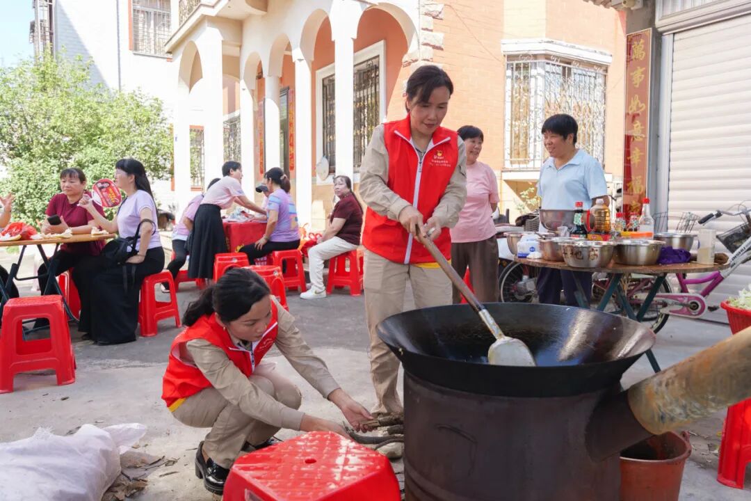 敬老暖桑榆 电亮侨乡情