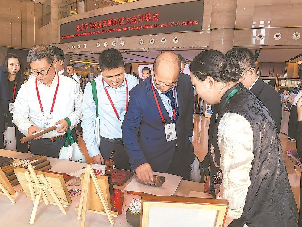 考亭论坛 | 与会嘉宾体验拓印朱子肖像
