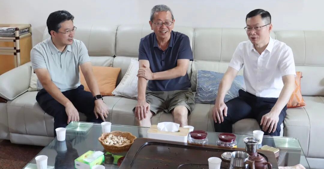 洛江区主要领导走访慰问退休老同志