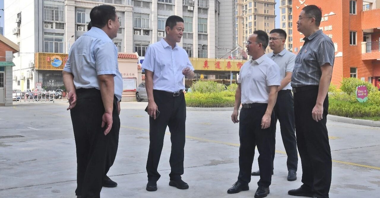 泉港区委主要领导走访慰问百岁老人并调研区老年大学办学工作