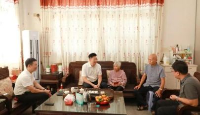 云霄县代县长走访慰问百岁老人