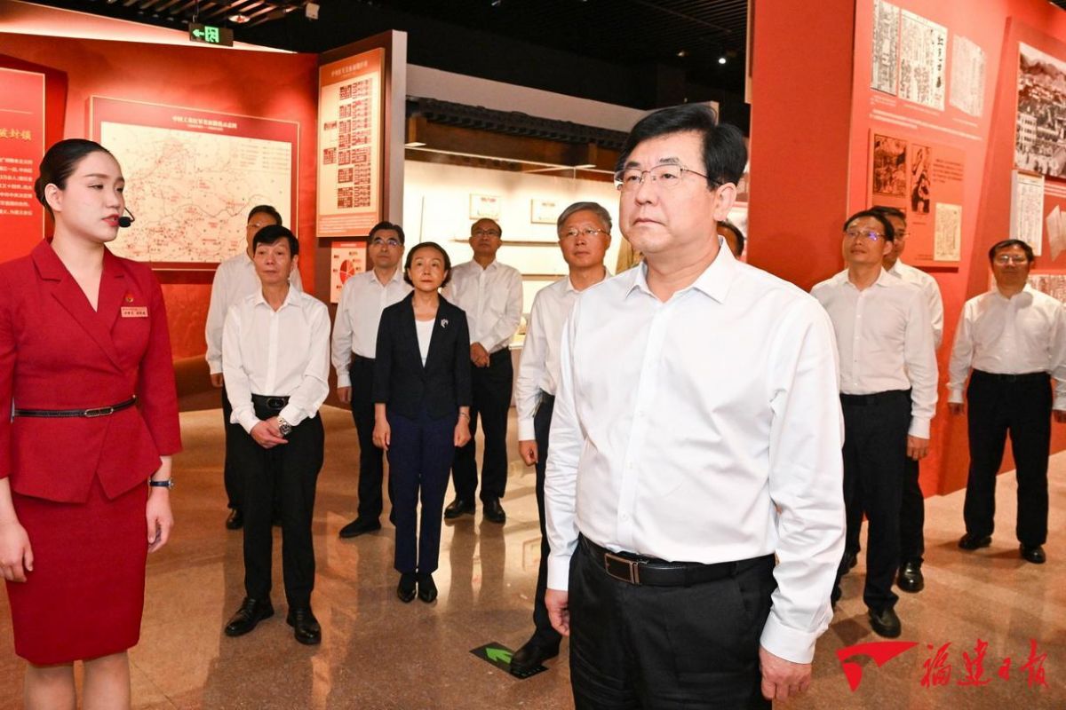 赵龙等省领导参观福建省纪念红军长征胜利90周年主题展览