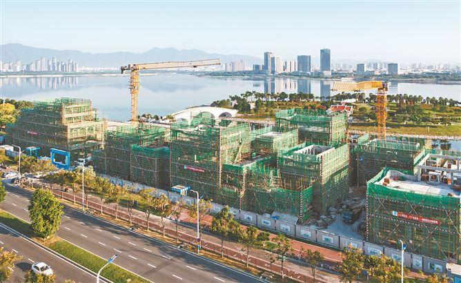 马銮湾畔崛起“潮趣海岸” 时尚运动带东区地块主体结构全面封顶