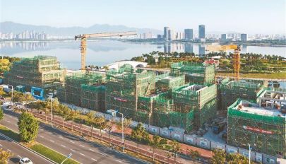 马銮湾畔崛起“潮趣海岸” 时尚运动带东区地块主体结构全面封顶