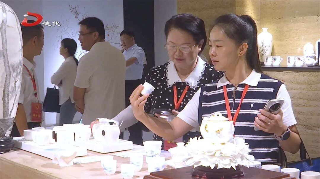 南平市的省十四届人大代表到德化县调研