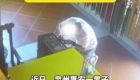 惠安一男子偷功德箱2000元，临走留1元求佛祖原谅，警方：行政拘留12天