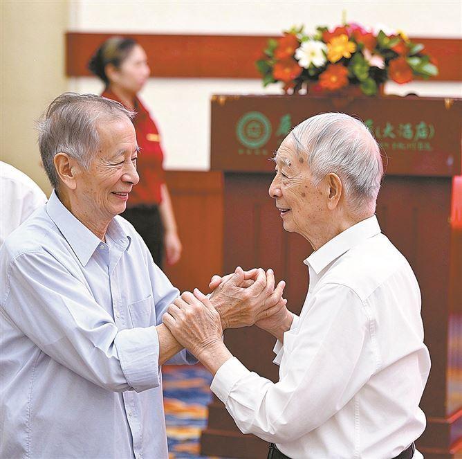 厦门五中校友会海内外校友联欢晚宴温情脉脉